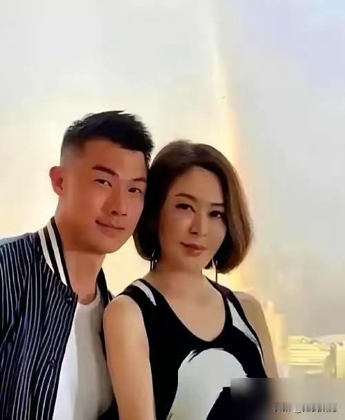 关之琳这回，
算是给全天下的女人上了一课。
年轻时候别嘲笑她“贪钱”，那是没安全