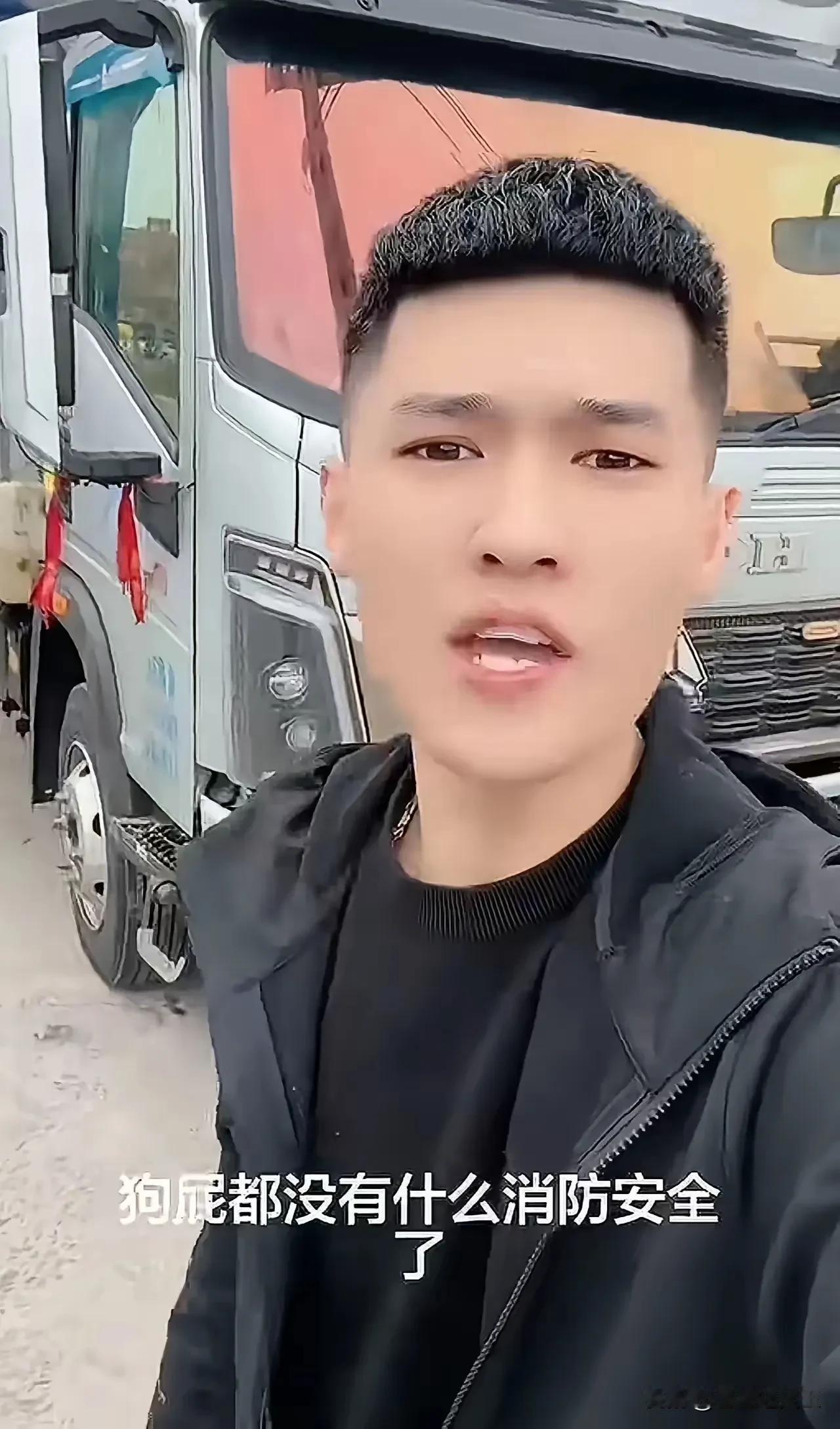 00后货车司机硬刚无良货主！不吵不闹不堵门，一条朋友圈让厂长连夜求饶
 
“你压