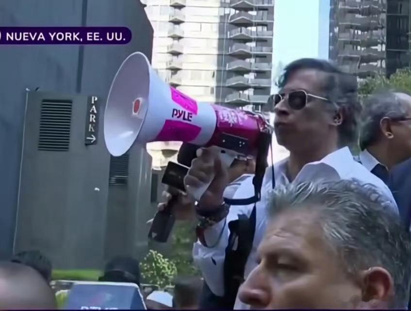 特朗普称，哥伦比亚已病入膏肓，其总统是病人，喜欢制造毒品贩往美国，他干不长了。哥