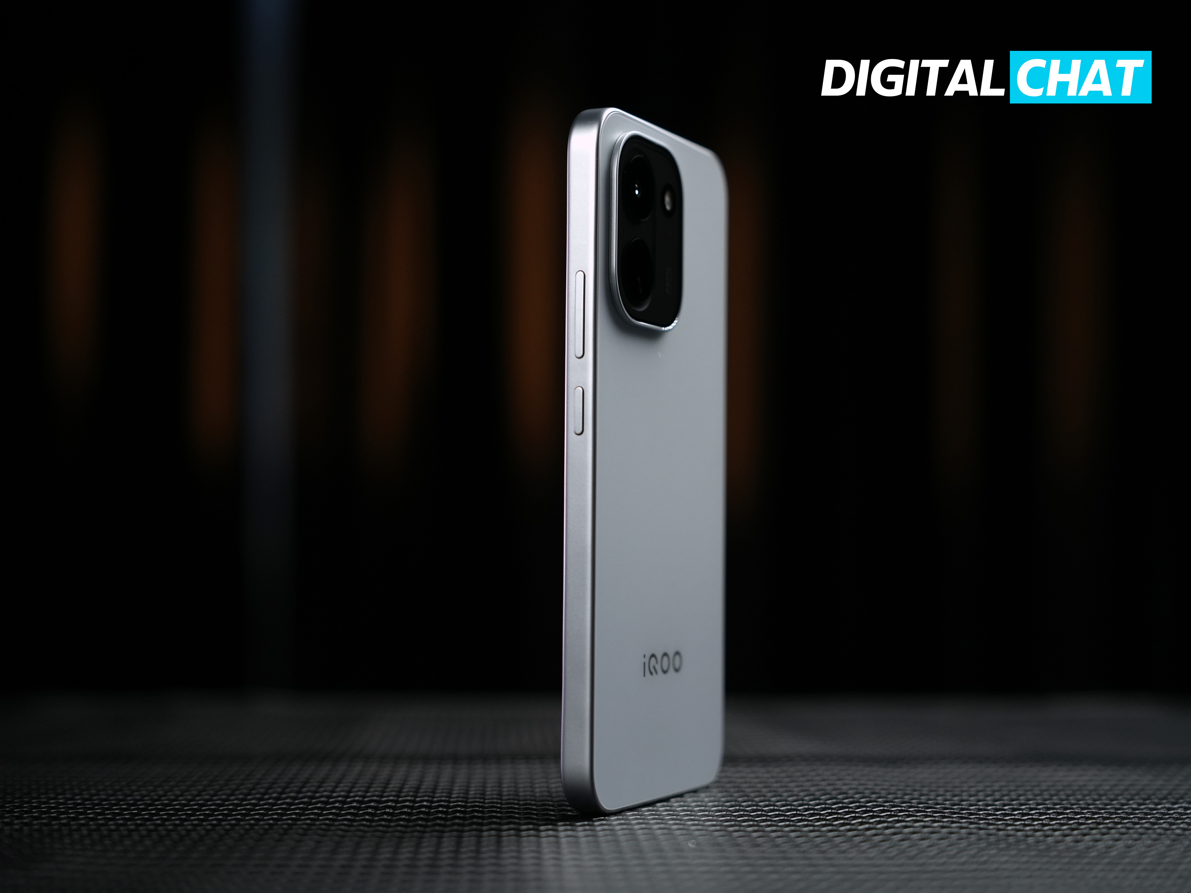 提前给大家看看iQOO Z11真机，我手上这台是「沧浪浮光」，这个配色属于时尚百