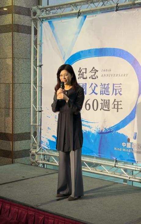 11月12日，郑丽文率蓝营大佬纪念中山先生诞辰，单看图1，我以为台下规模不小、至