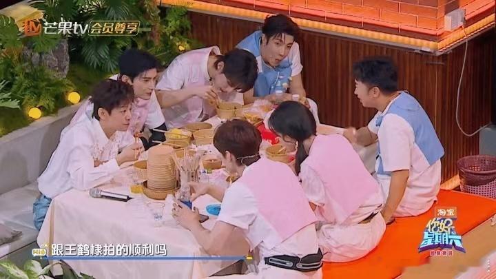 孟子义连吃两碗粉何炅问孟子义跟王鹤棣拍的顺利吗 好六名场面，孟子义连吃两碗粉，吃