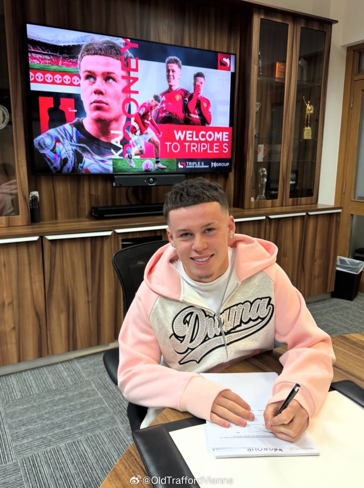 凯爷签约经纪公司，和马奎尔还有小将lacey 是同事了Kai Rooney ha