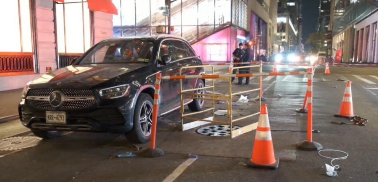 美国一名56岁女性在曼哈顿中城下车时跌入一个敞开的下水道井盖，不幸坠落身亡。
