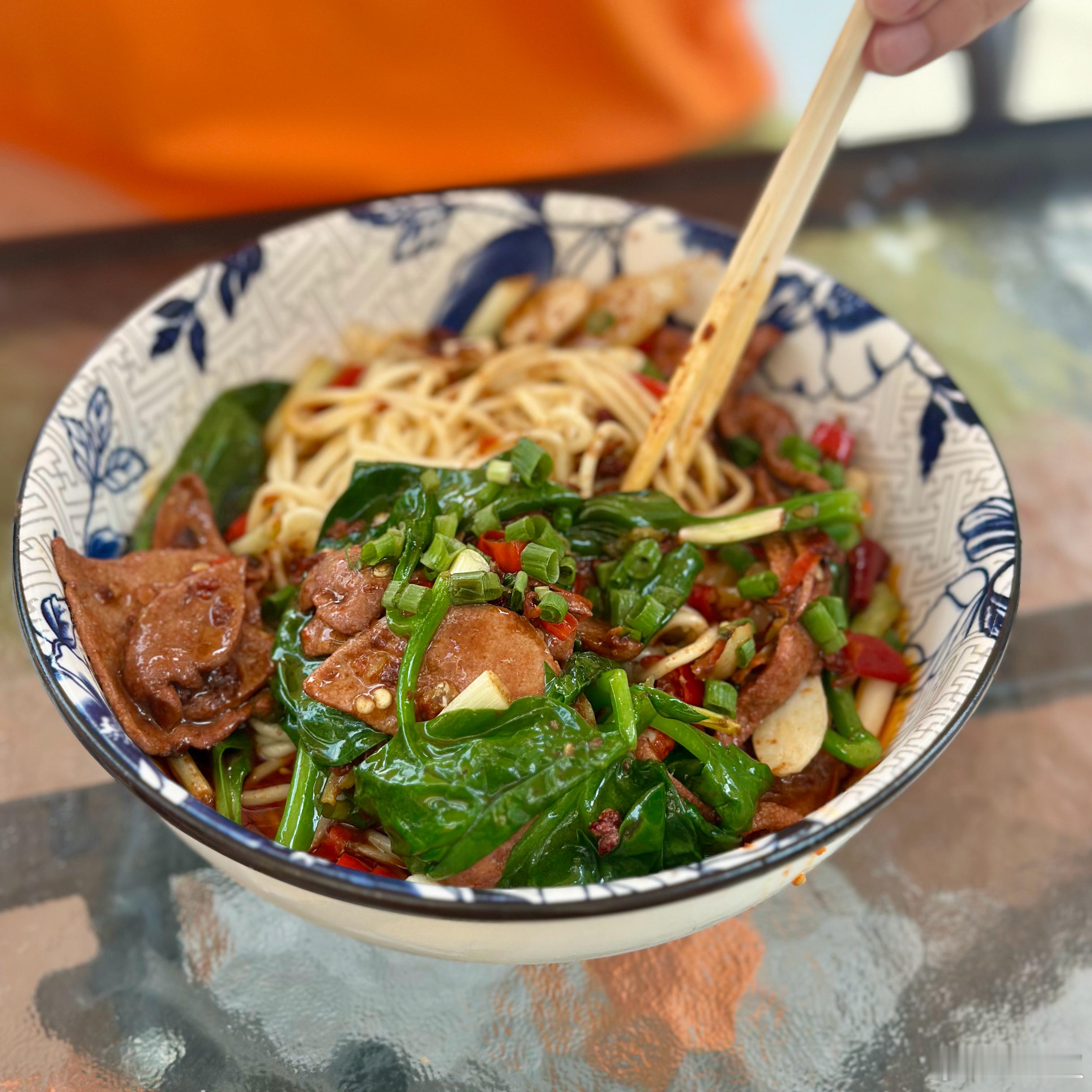 麻肚肚的饺子、抄手和猪肝面也很好吃。但搞不懂为什么不到12点，店里的鲫鱼面就卖完