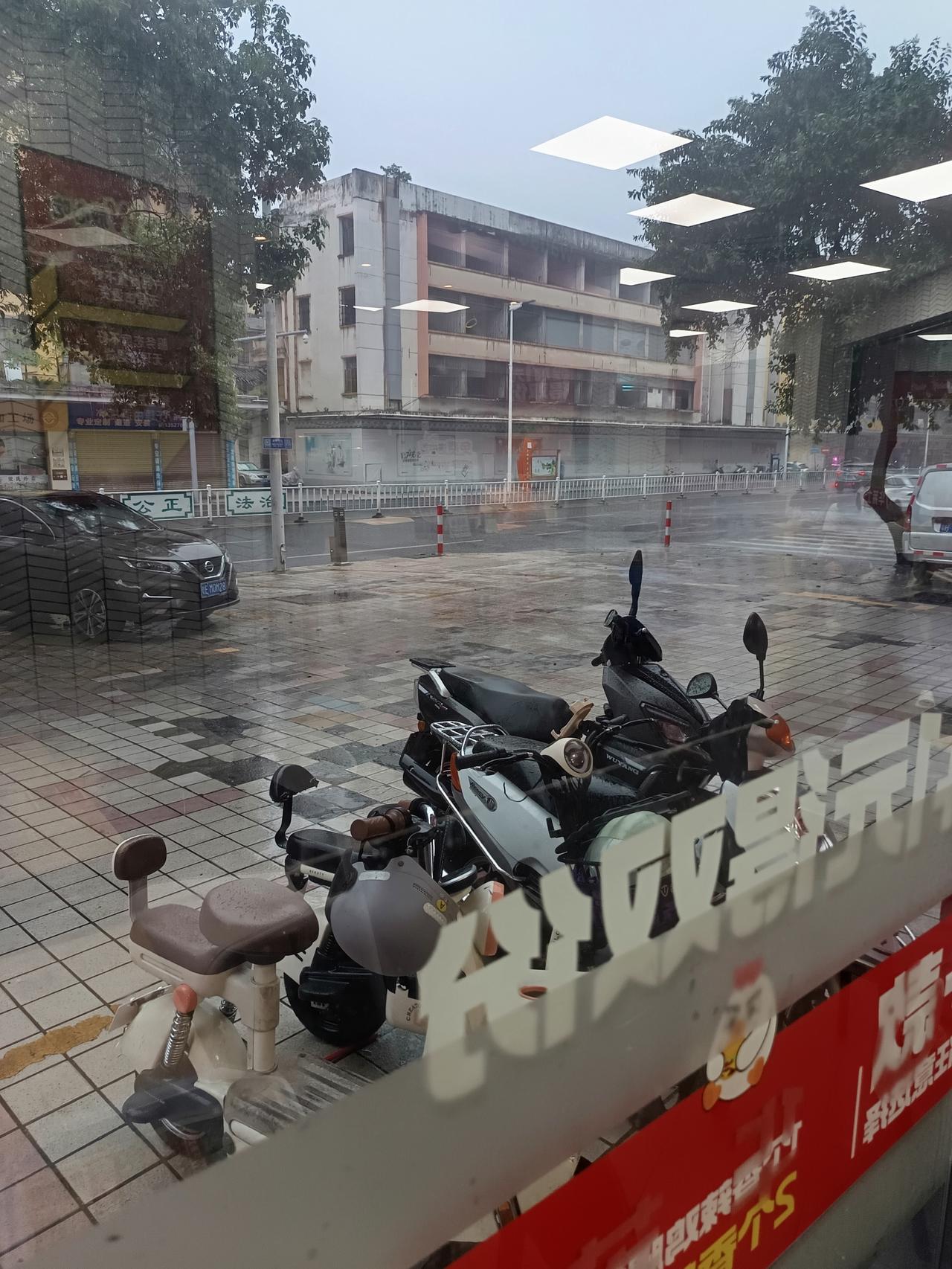 我在华莱士
发现一个很严重的问题
但不知道怎么说才好




你敢相信吗？外面确