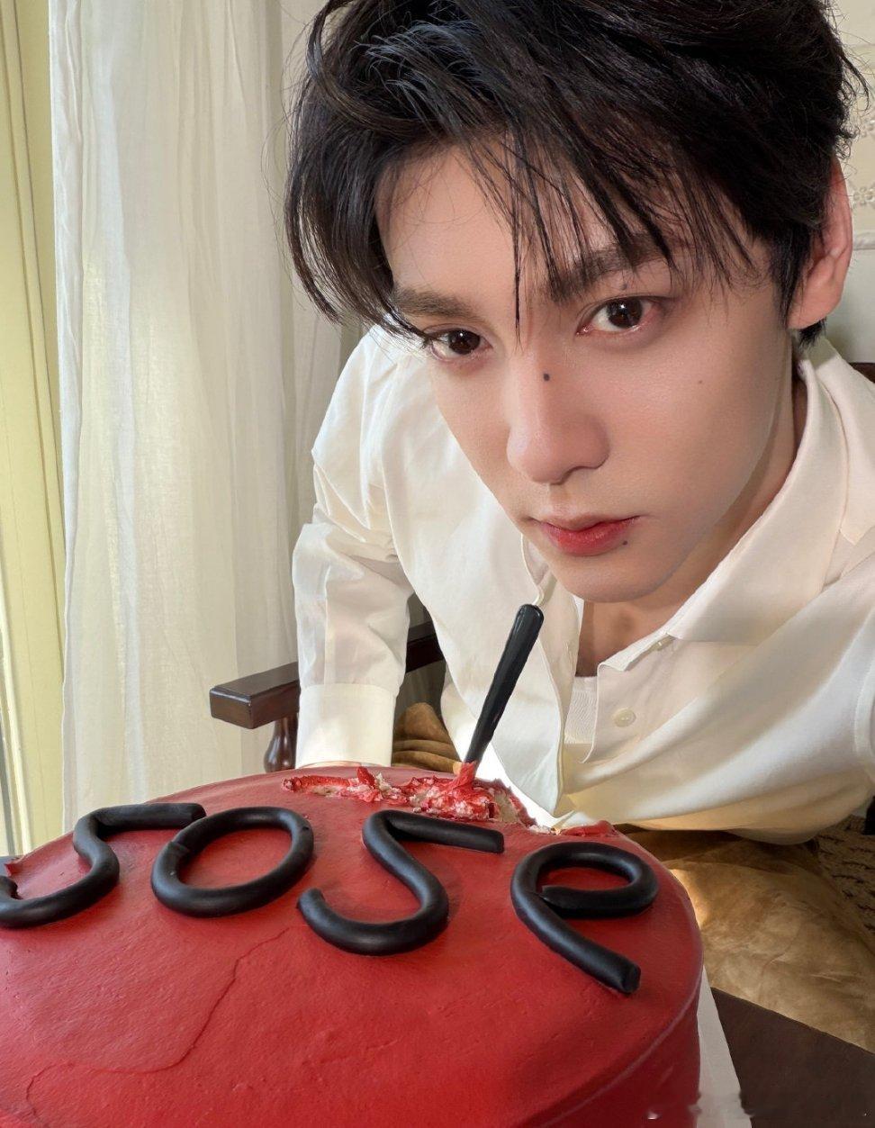 田栩宁认领红色应援色田栩宁刚准备发个红包🧧祝大家新年快乐，经纪人猛地摁住了他的