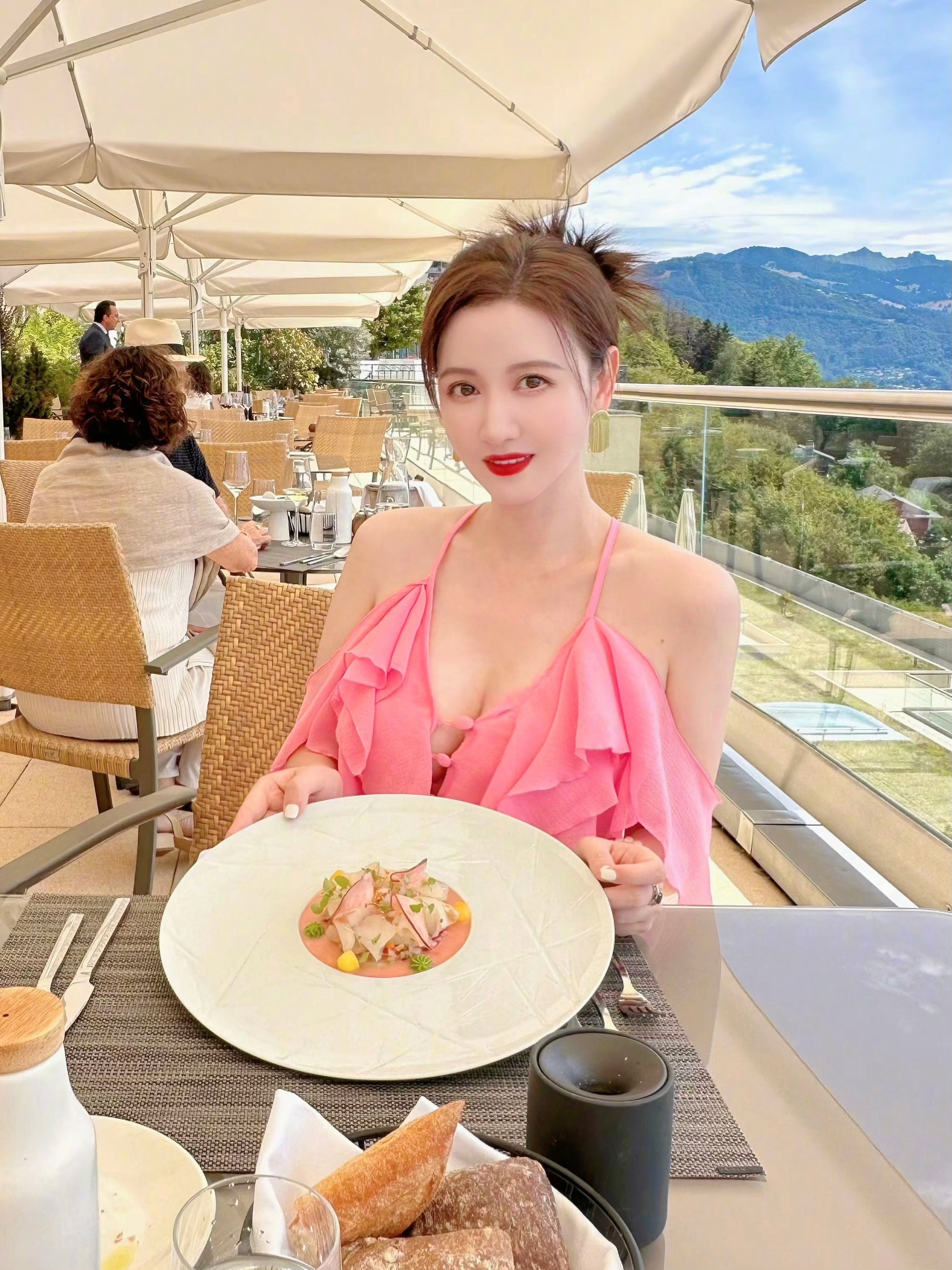 张萌🎀✖️完美诠释了“秀色可餐”这个词[送花花] ​​​