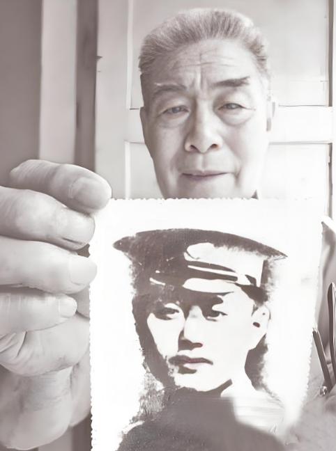 1982年，湖南株洲一个53岁的普通老工人被人告知：“你是红军军长的儿子！”从此