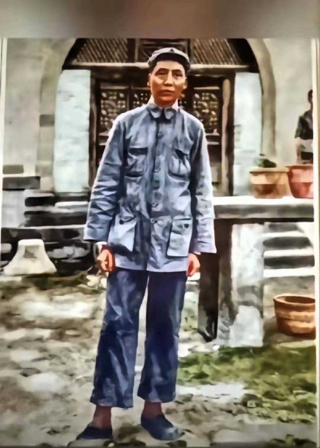 窑洞前那道身影，让中国人记了一辈子
 
谁也没想到，一孔简陋土窑洞，竟能撑起整个