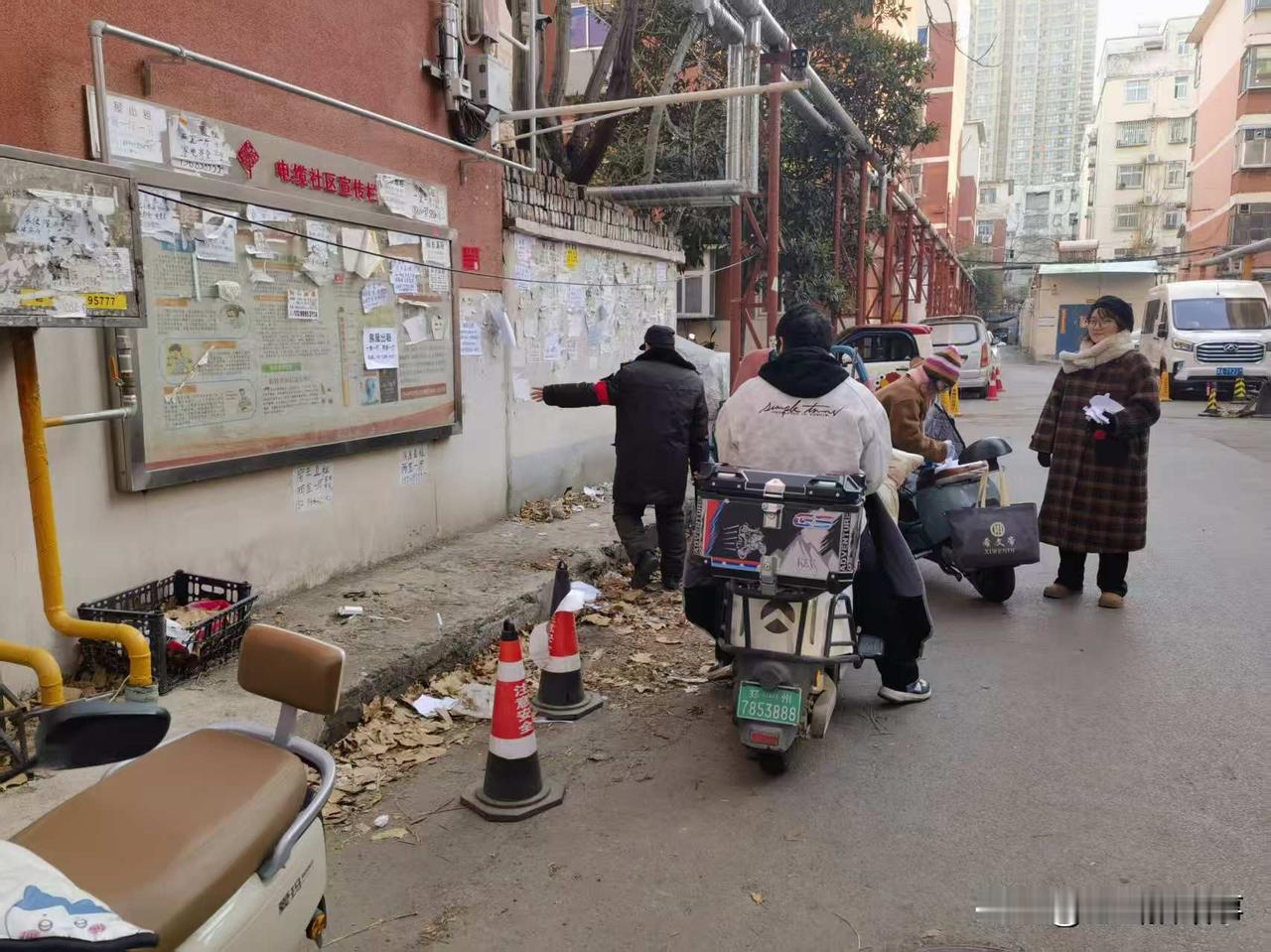 郑州小区随手拍:25日下午，郑州市中原区巡防员在外出例行辖区巡逻检查时发现有人在