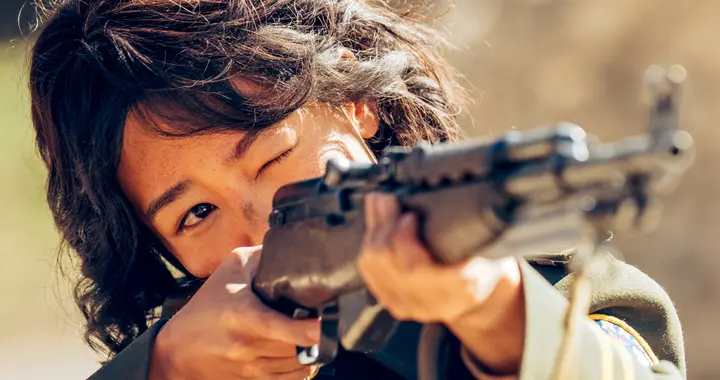 一个手持“五六半”的九零后女孩，登上了《轻兵器》封面——《轻兵器》总第600期发售