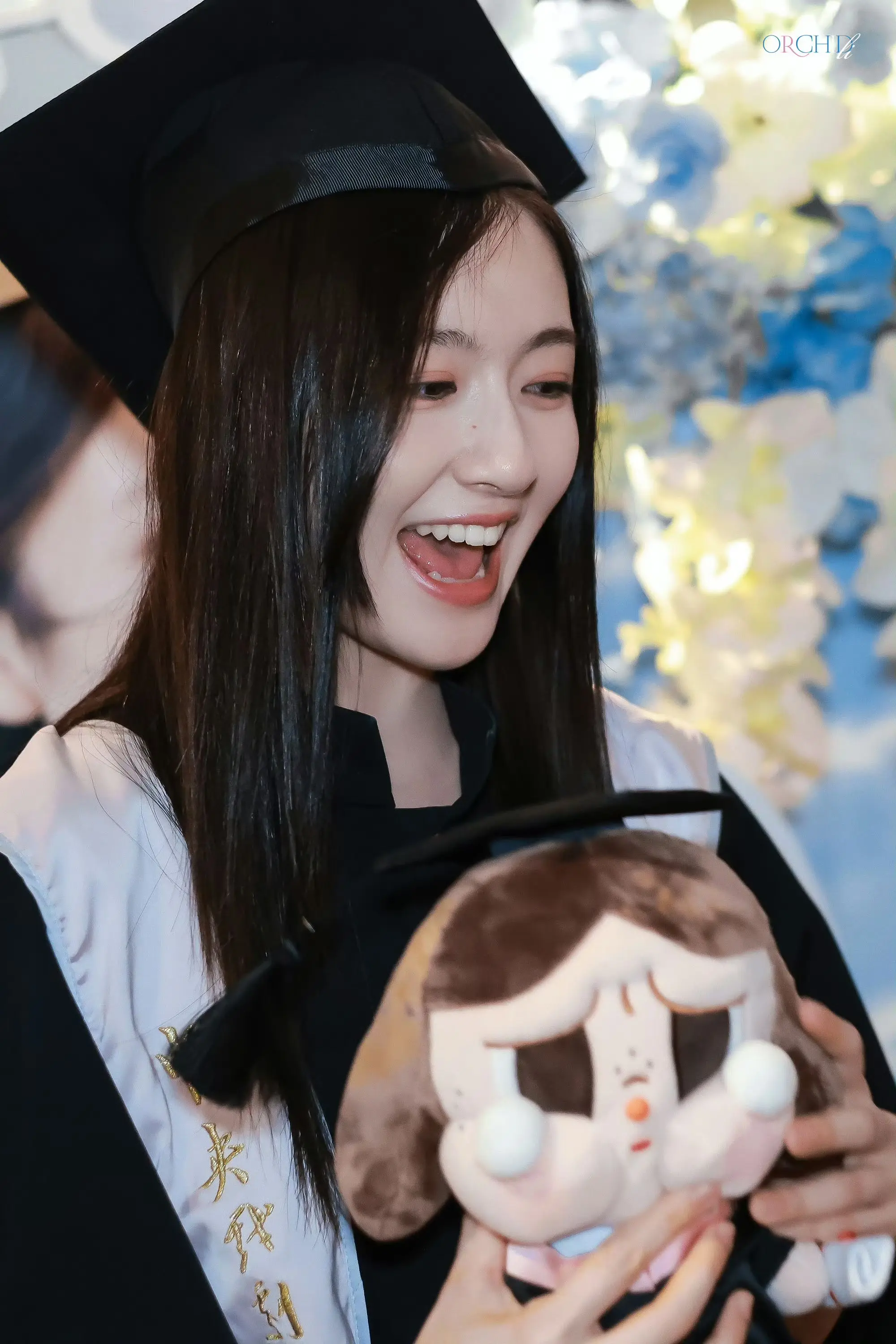 饱饱杀青大吉，学士服穿的好漂亮😍