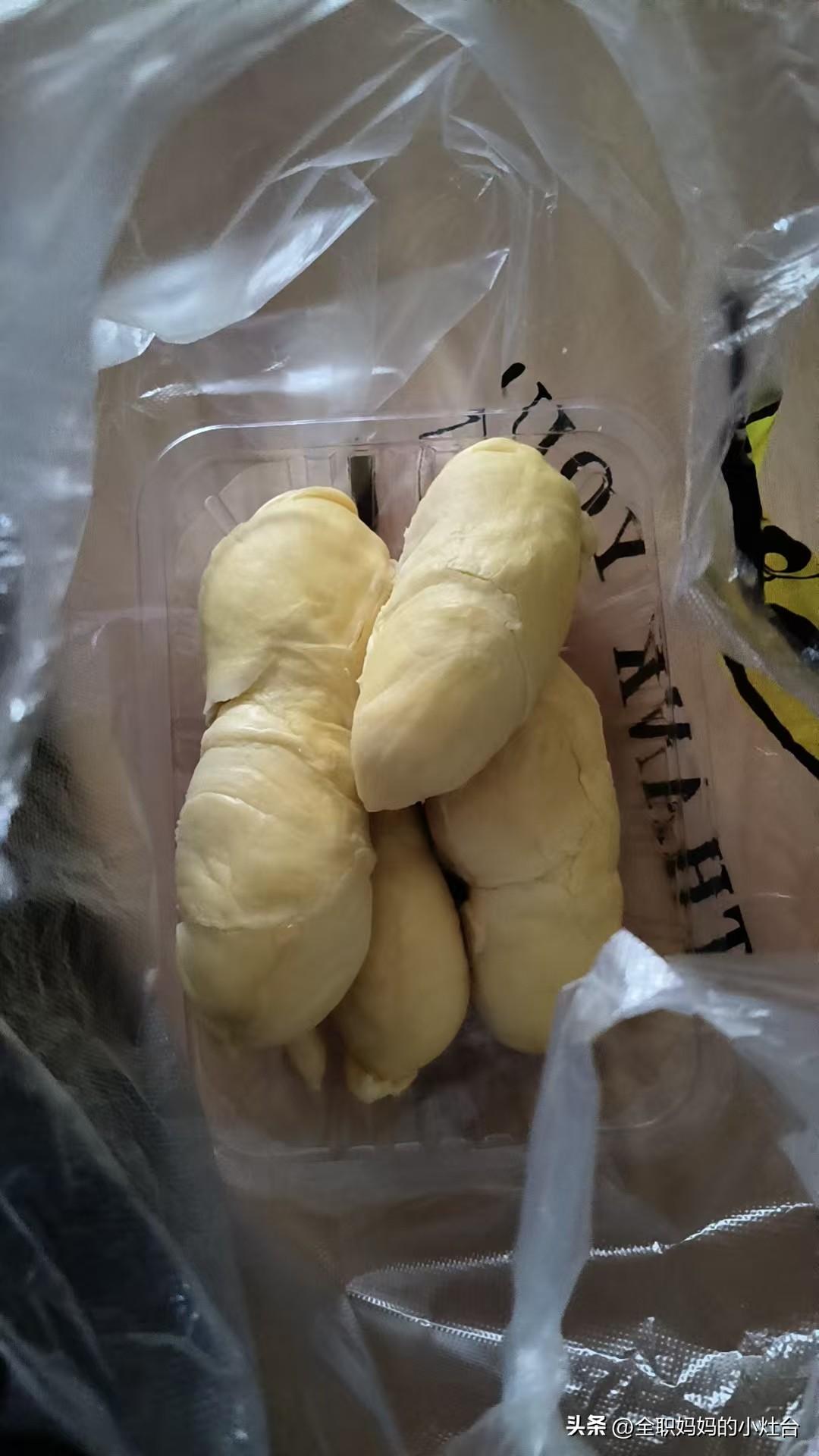 昨天下午出去遛娃，
看到水果店卖榴莲，
15.9元一斤，
很小的那种榴莲，
一个