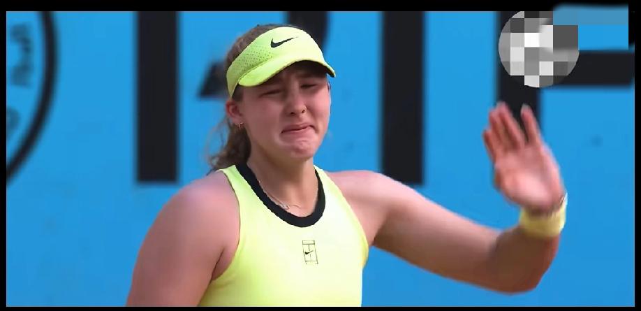 小米拉又哭了，不过这次更多是开心激动的泪水。
马德里公开赛16进8的比赛，小米拉