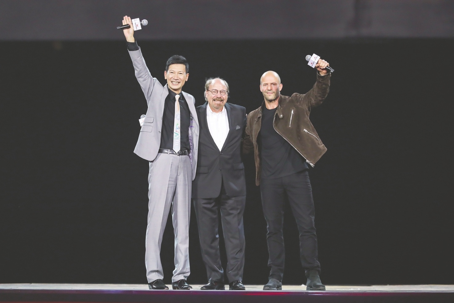 今天晚上老能在社交媒体平台看到“老板请客看演唱会”的内容，少不了的还有各种“分发