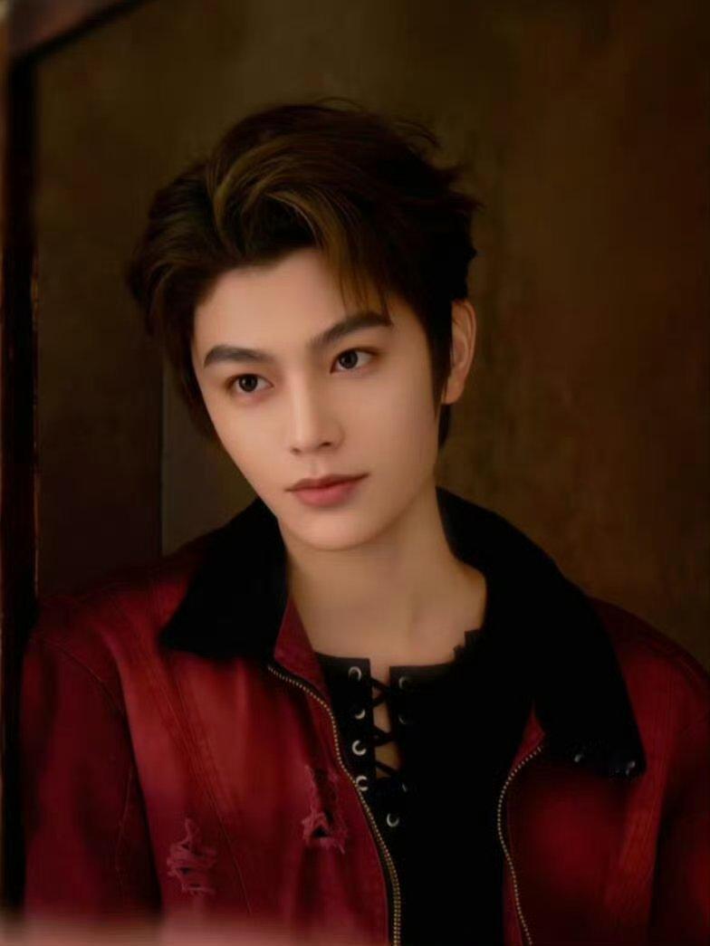 丁禹兮纯白西装高级感丁禹兮的松弛感自带贵气滤镜白西装衬托温润眉眼，松弛淡然的模样