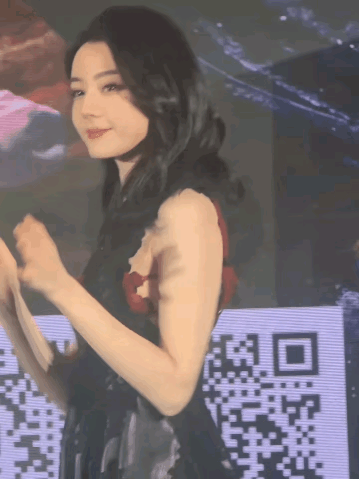 迪丽热巴变化挺大的，感觉脸变宽变厚了，人也大方了许多，不再用手捂着胸了。
迪丽热