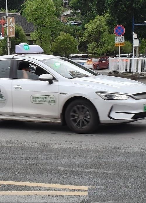 为什么如今大家宁可等网约车，也不愿坐出租车？原因并不复杂，因为一些出租车，已经渐