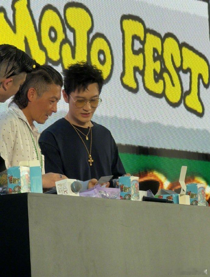 黄晓明陈冠希活动同框路透 黄晓明陈冠希活动同框路透，这也太神奇了吧！黄晓明陈冠希