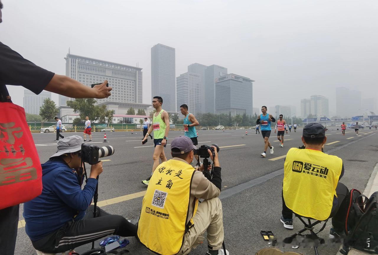 济南马拉松2024，路上最美风景定格，非摄影师和啦啦队莫属