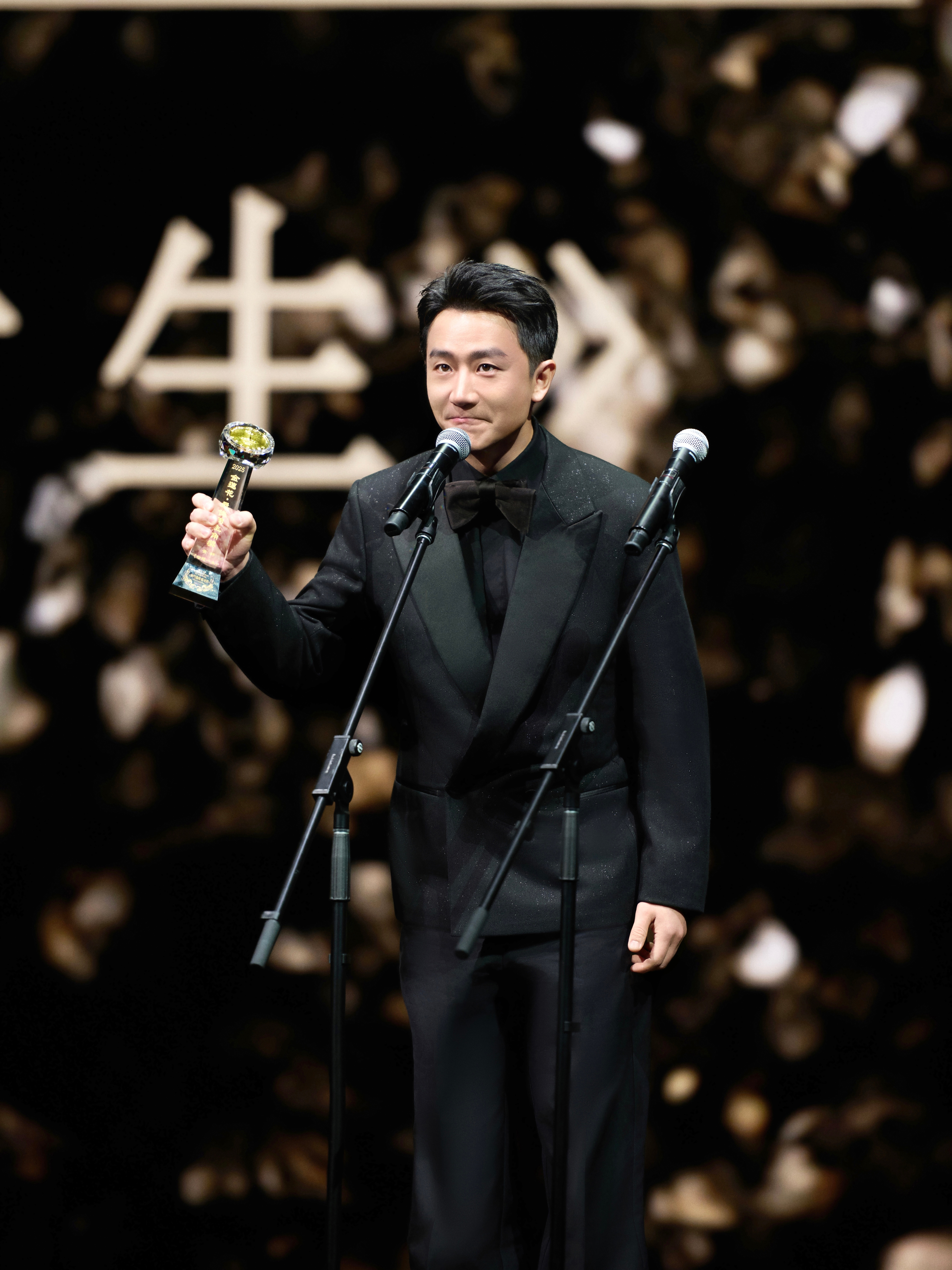 黄轩金莲花奖最佳男主角恭喜凭《命悬一生》《蛟龙行动》细腻演绎，一举摘得澳门国际电