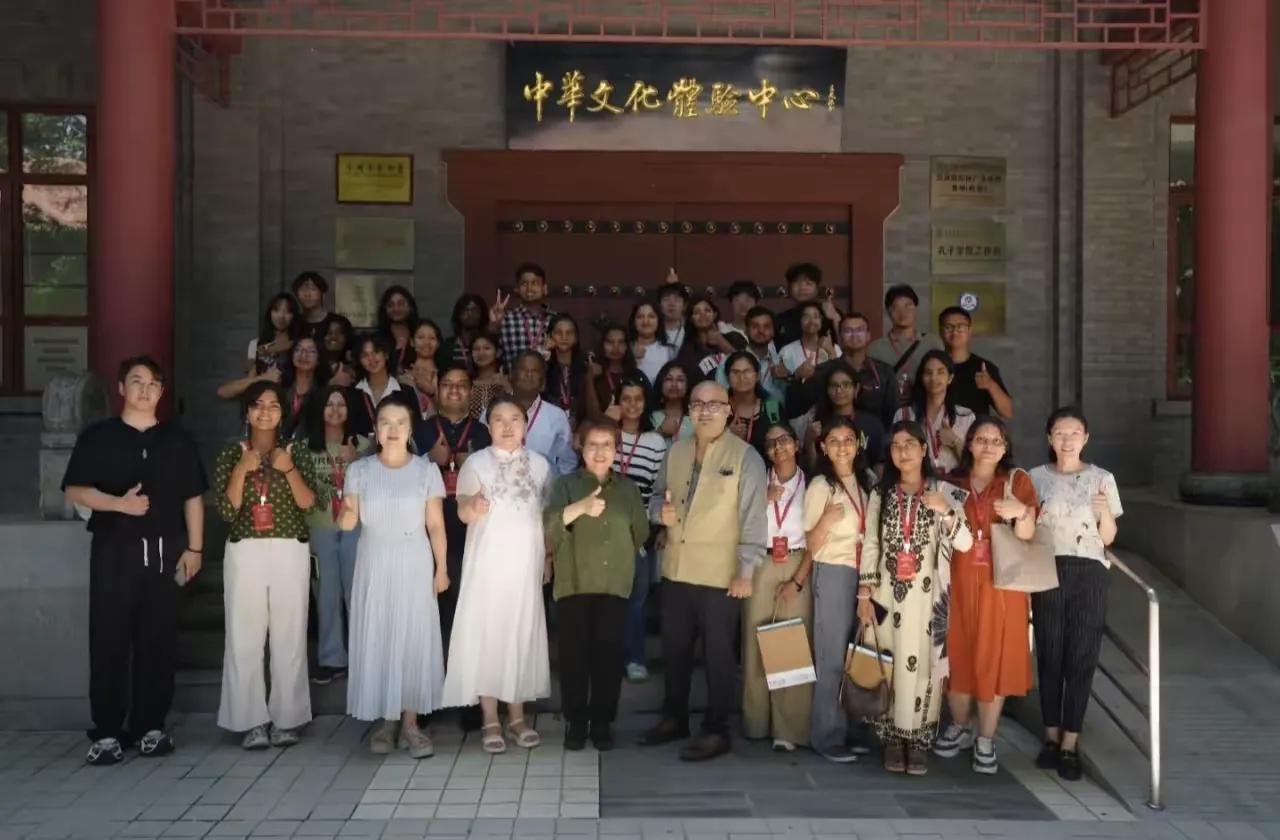 网友们的质疑很直接，也切中了要害：一个没加入“一带一路”的国家，由驻华使馆发起研