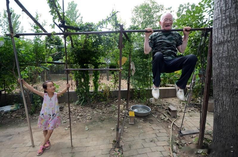 六十岁以后，运动和静养都有好处，不能一概而论。
我有个六旬的叔叔，之前一直静养，