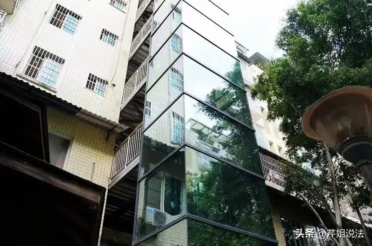 广东广州，一老旧小区加装电梯，电梯正式投入使用后老张郁闷了，当初装电梯时他百般阻