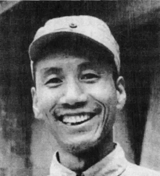 1941年，国军团长陈锐霆投奔新四军后，在夜里被人连捅3刀，杀手走后，伤重的他本
