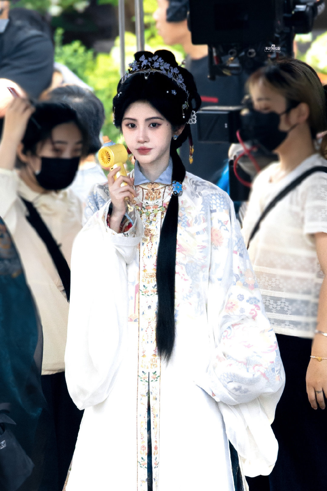 jjy鞠婧祎万花世界 jjy鞠婧祎苏绿夏 “玫瑰之所以是玫瑰，是风与光的眷顾，更