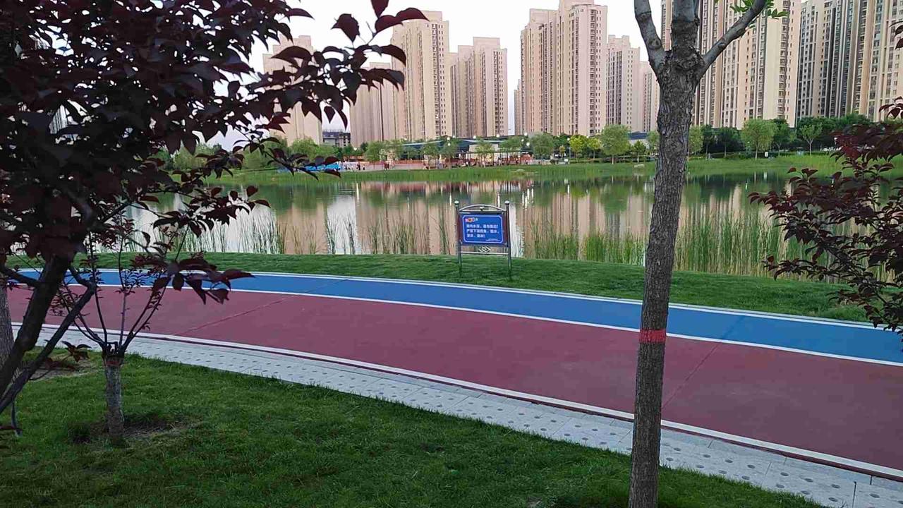 [尬笑]今天跟邻居在公园散步 她跟我讲现在朋友圈点赞的人越来越少了，这也能看出人