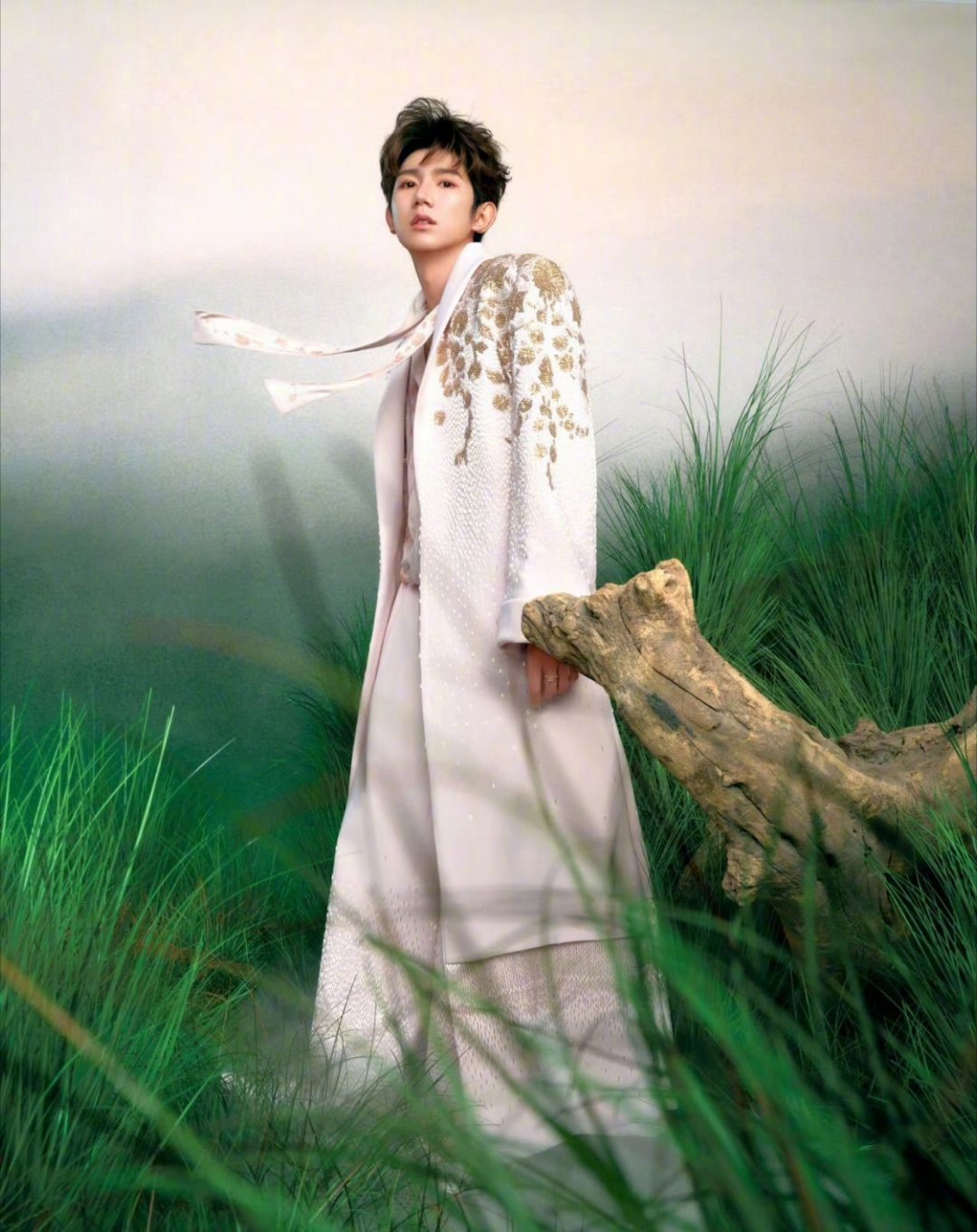 王源衣服上手缝了三万多颗珠子王源狂欢盛典造型重磅亮相！整件服饰手工缝制三万余颗珠