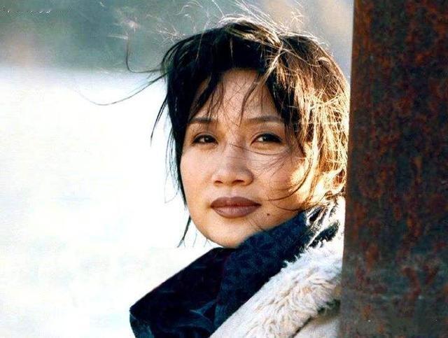 2000 年，姜昆在国外偶然遇见已出家的李娜。出于好奇，姜昆问道：“你为何出家？