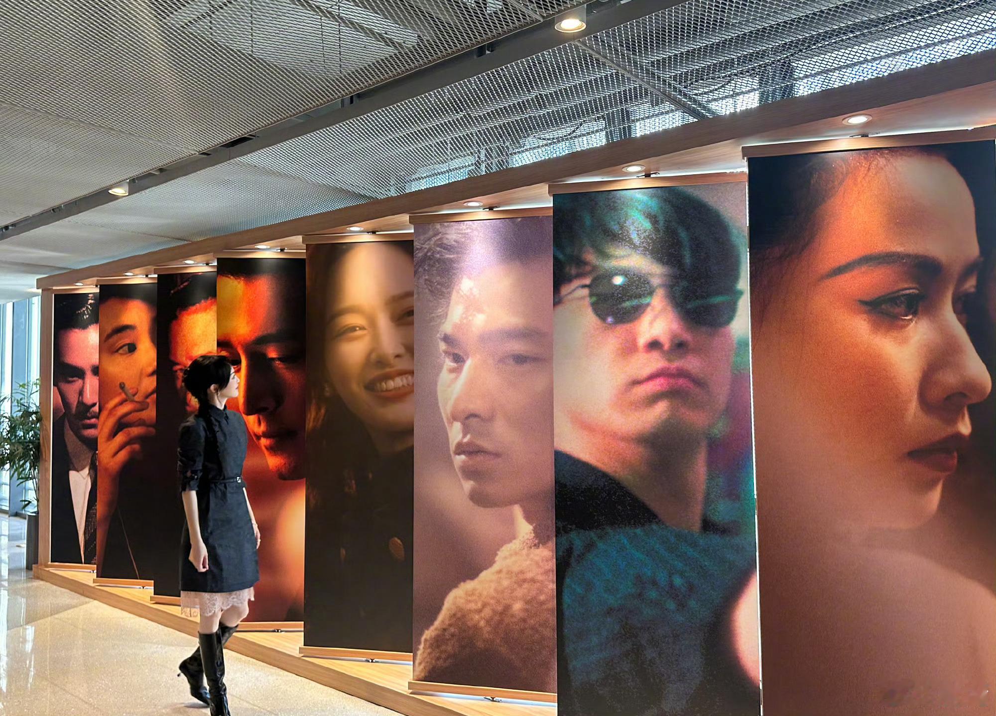 唐嫣晒看展照唐嫣看展照唐嫣看展照，好美，好看爱看 ​​​