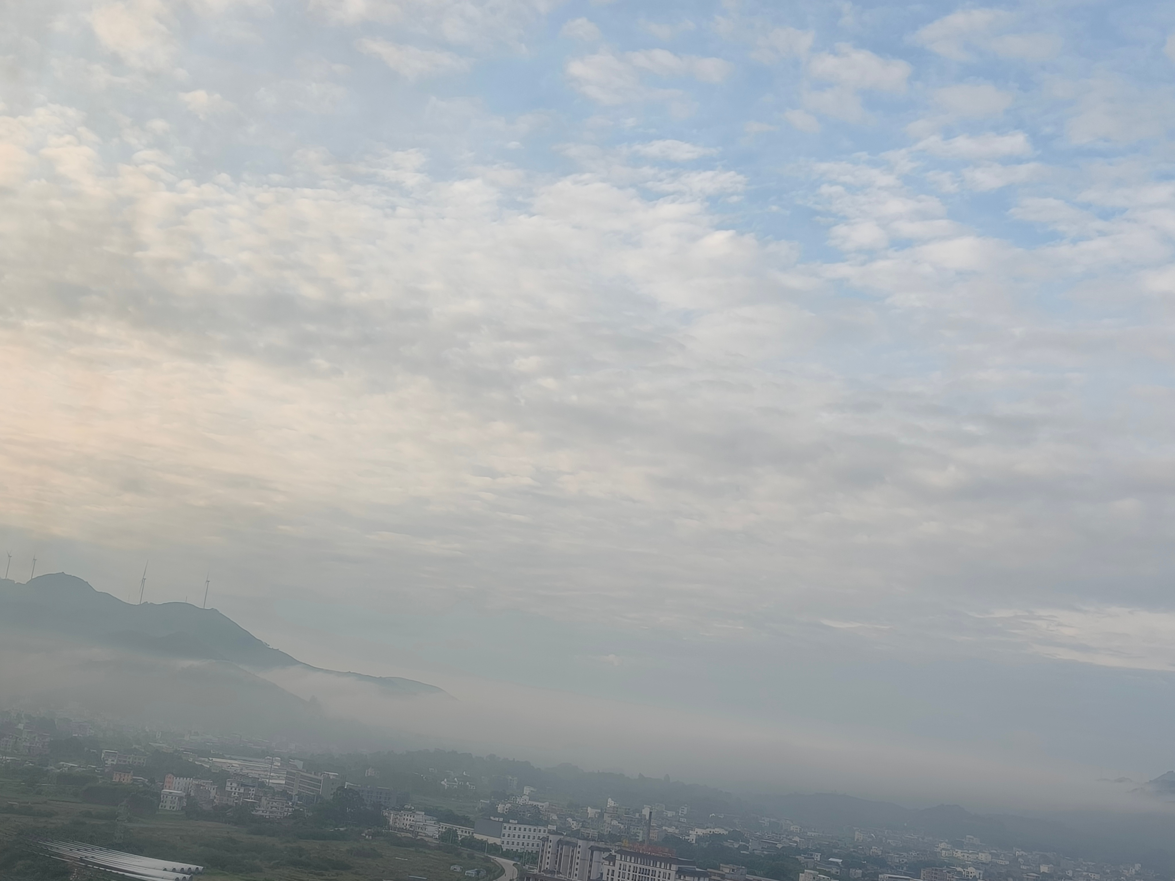 晨雾漫山野，云起人间安。不必奔赴六峰山追日出，家门口的晨景，自有一番安然风景。 