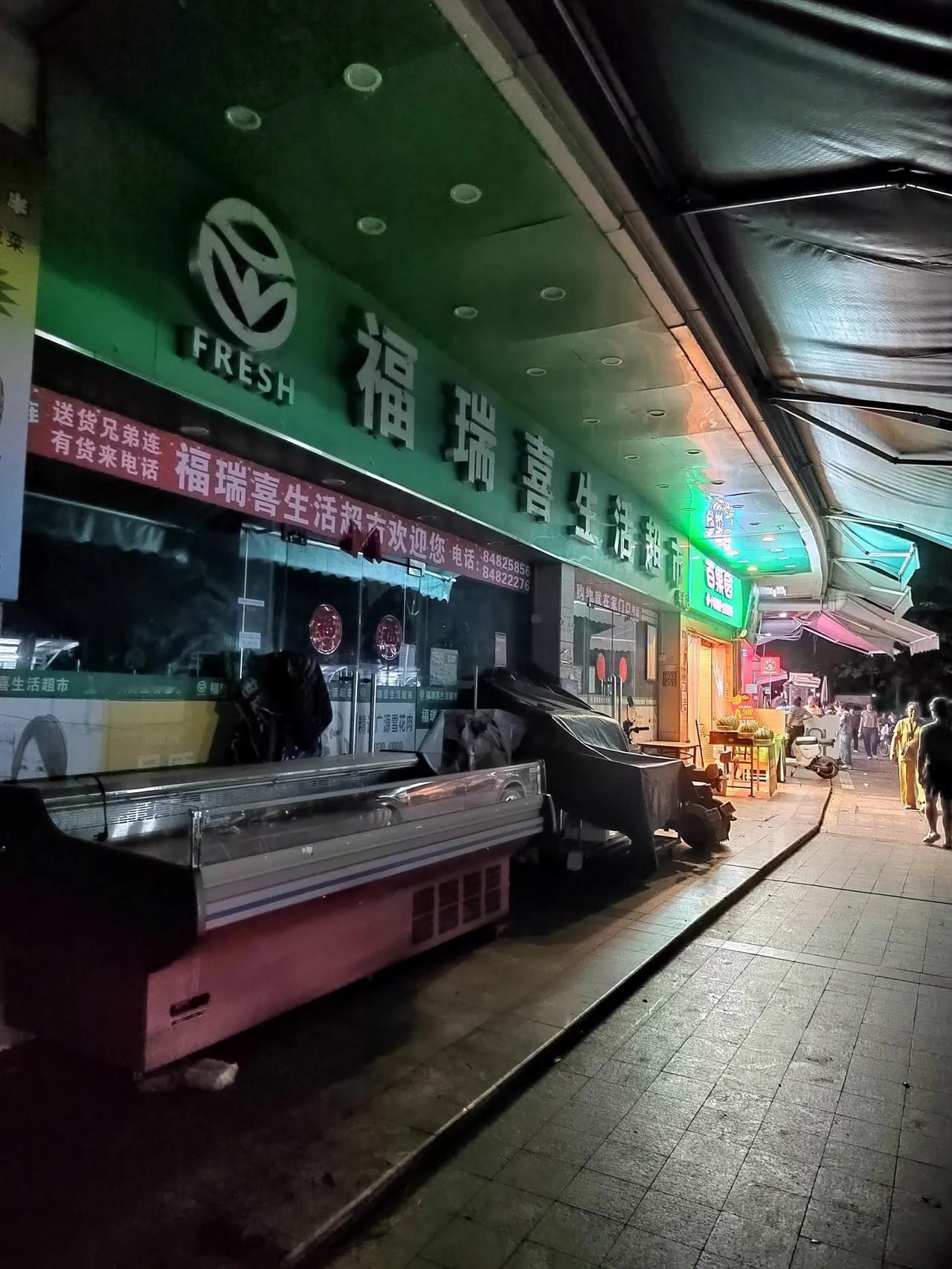我们小区的超市不开了[黑线]，估计是因为不咋滴赚钱了：

生鲜板块被肉联帮、钱大