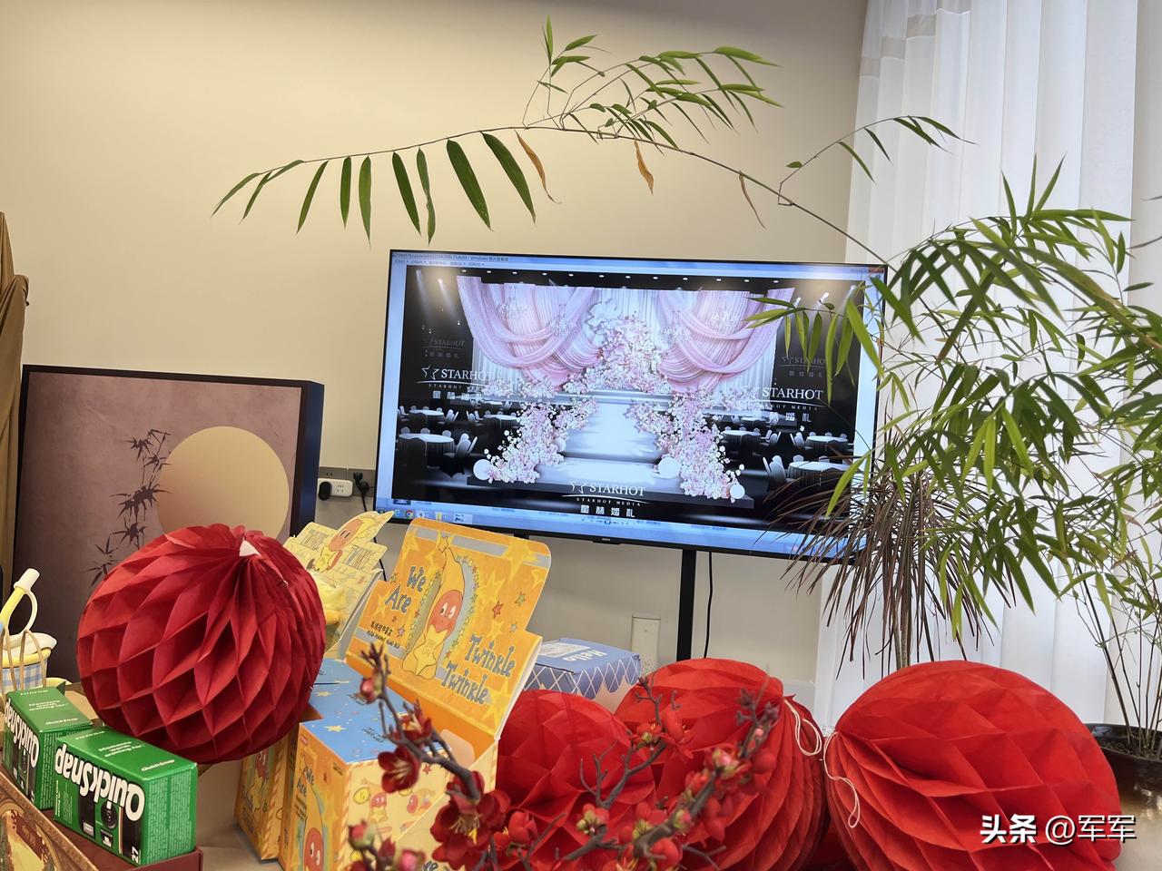 刚才儿子给我打电话说，住酒店的钱，他花不让我花。

因为来参加婚礼的他的同学特别