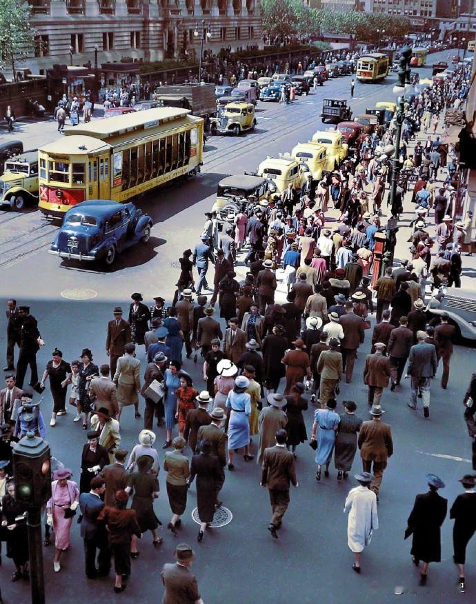 历史老照片：繁华的大都市


美国纽约第五大道和第 42 街，1937年的样子…