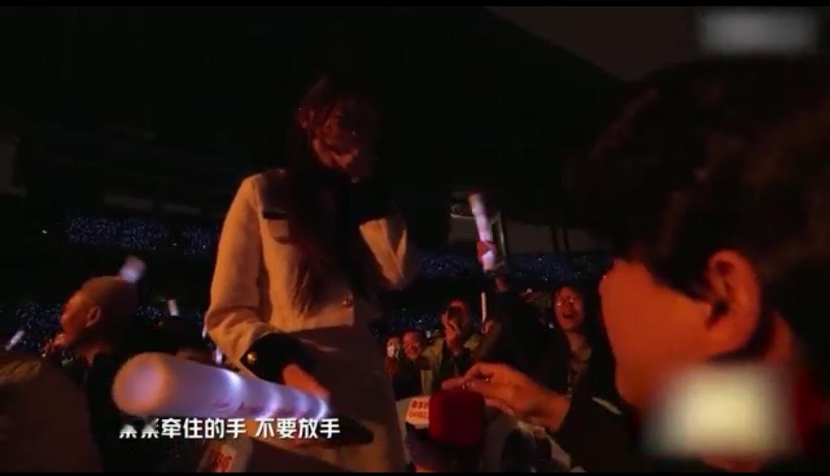 蔡健雅南宁演唱会与求婚的适配度 无限X巡回演唱会南宁站，蔡健雅在台上浪漫演唱“紧
