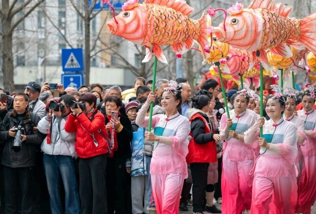  长兴万名市民冲着非遗闹春太震撼 泗安双联黄龙腾跃，刚劲十足，尽显非遗气势！ 湖