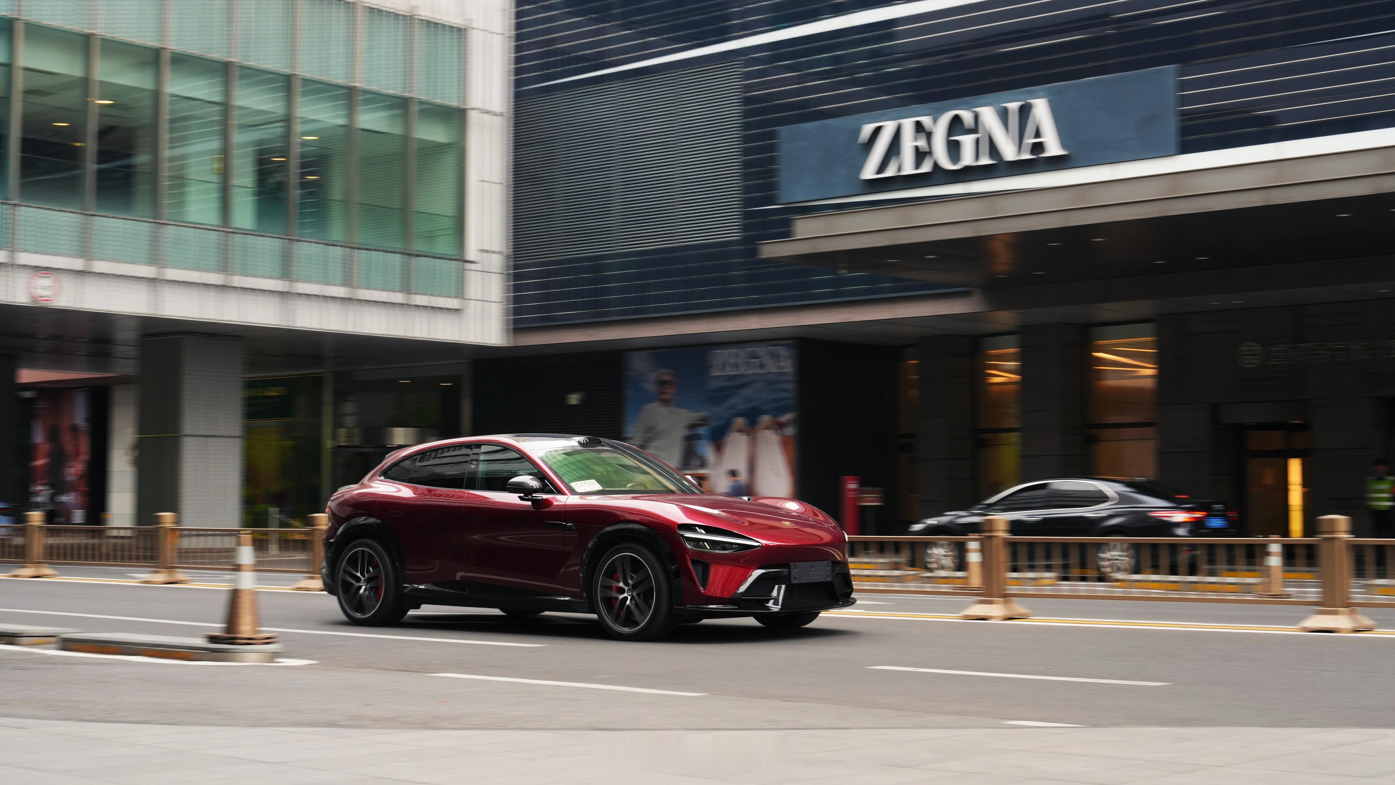小米YU7GT车厘子红实车曝光 真GT 真纽北！帅！