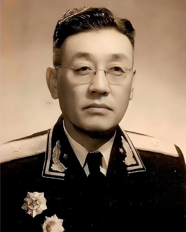 1955年‌授衔时原定授予他 大校 ，经毛主席干预改为‌ 少将 ‌，是全军唯一副