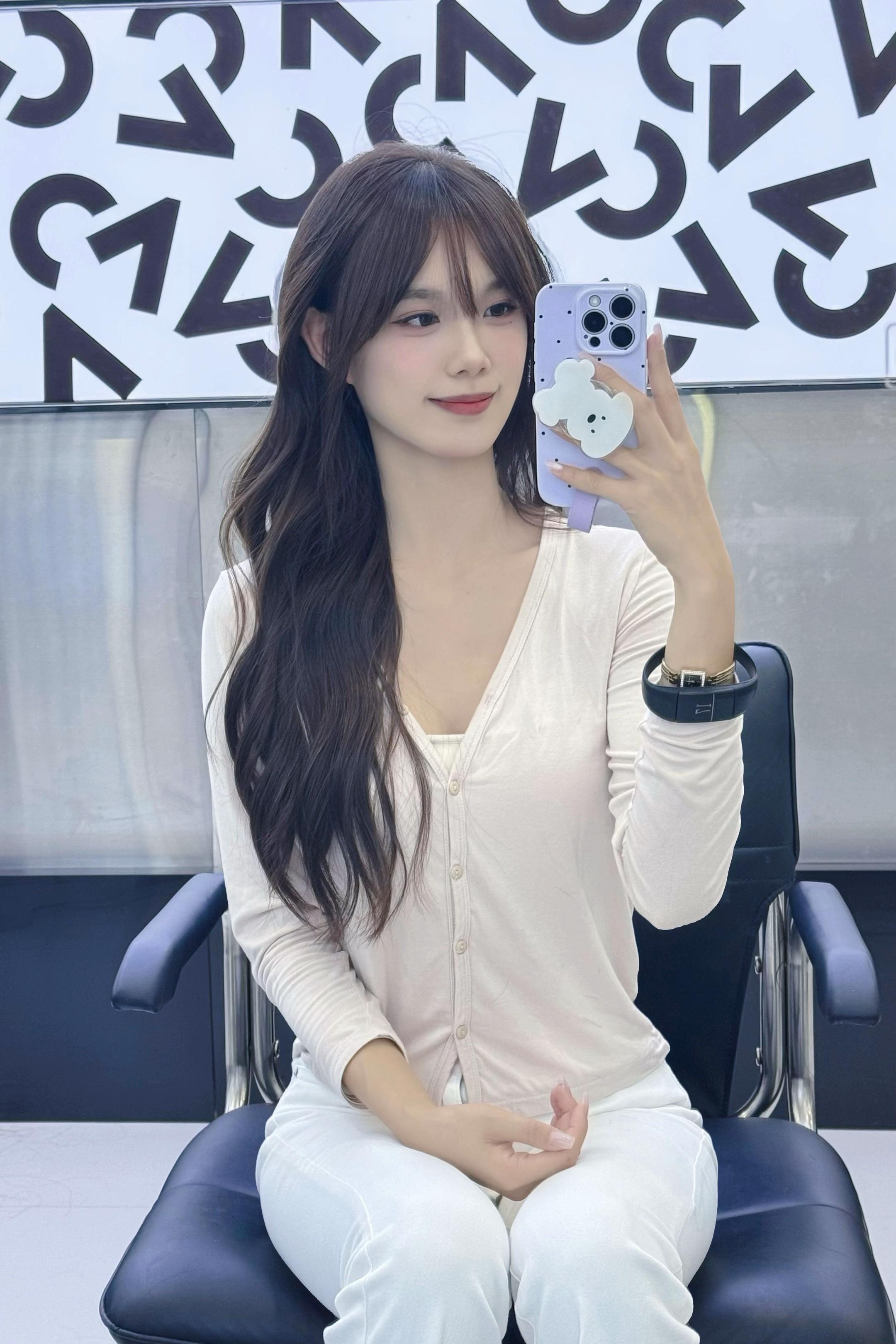 两眼一睁就变甜妹了