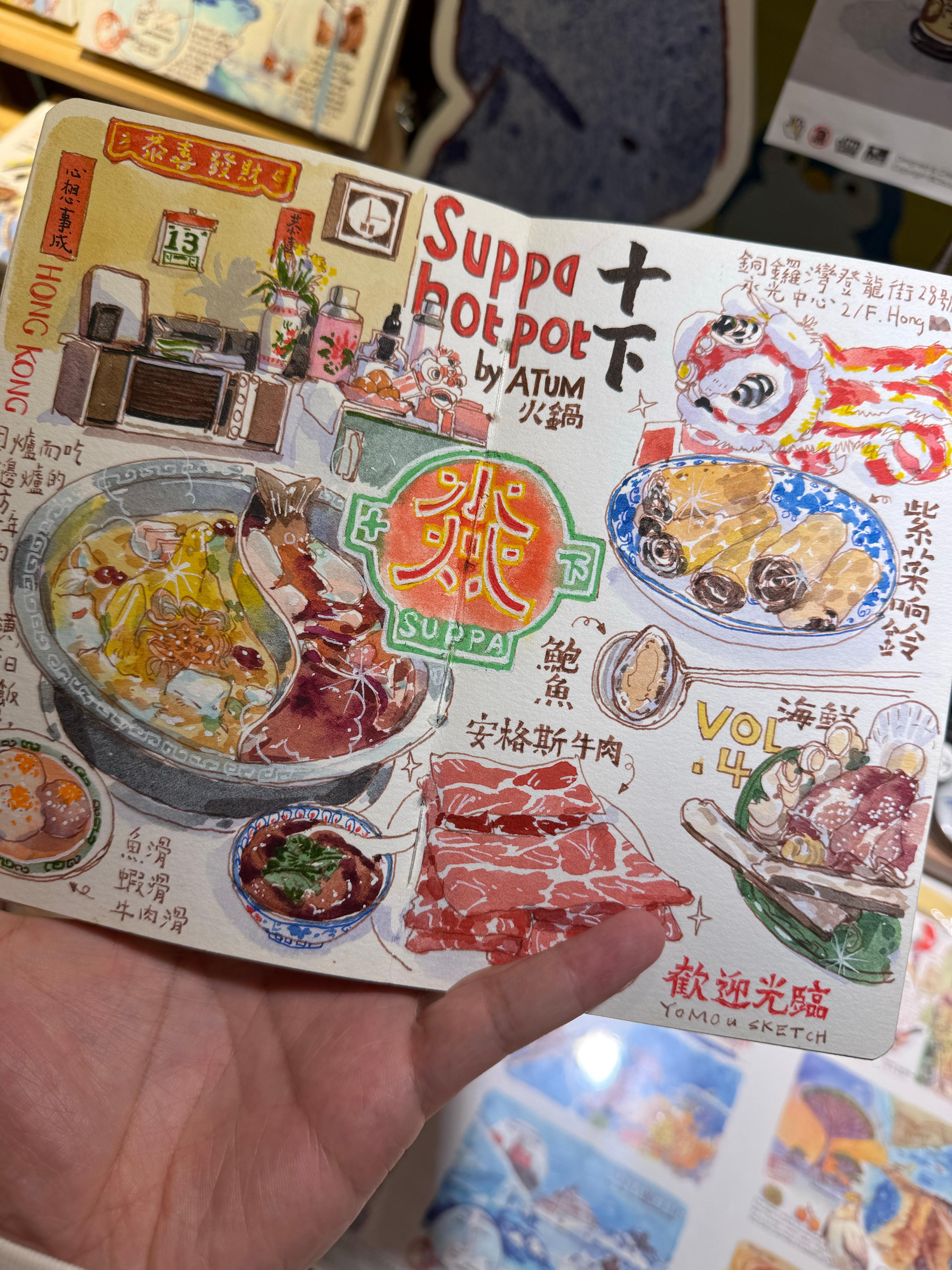 笋岗文创集市，一眼看过去这家老板的作品很亮眼，老板说都是这些年去各地随手画的，光