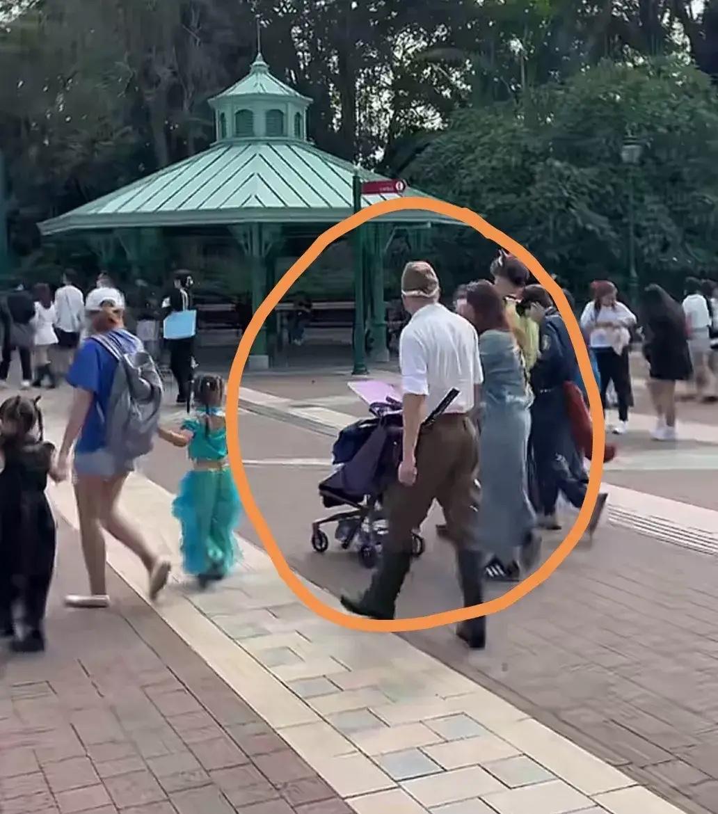浙江一名男子，带着他的外国女友去香港旅游，结果竟然在迪士尼乐园看到了一个活生生的