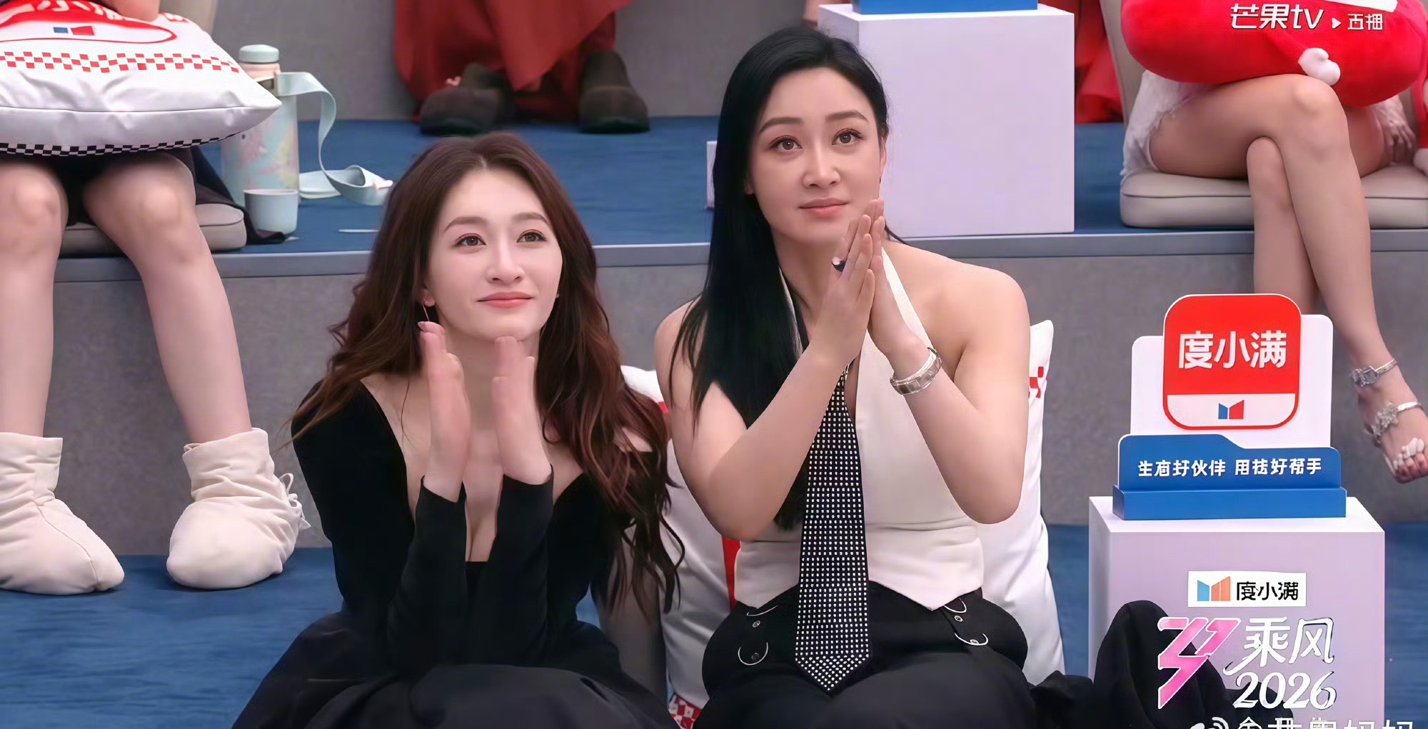 李小冉不愧是冷白皮  镜头里好突出 