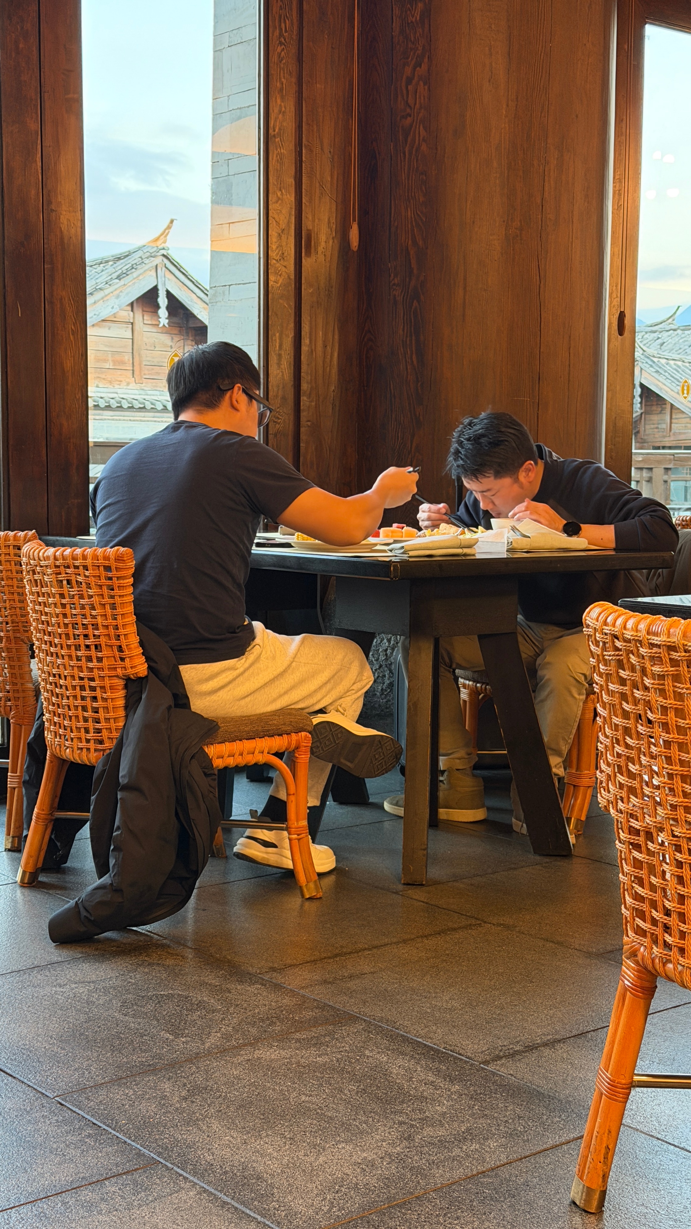 健身的人是不一样，穿一短袖，吃一盘子鸡蛋