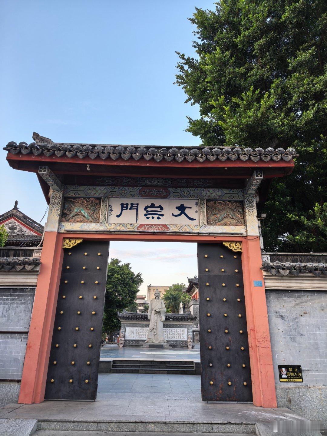 时光碾过千年尘埃，文脉如梁柱未倾。古人的目光与今人的凝望叠印，一砖一瓦皆藏岁月回