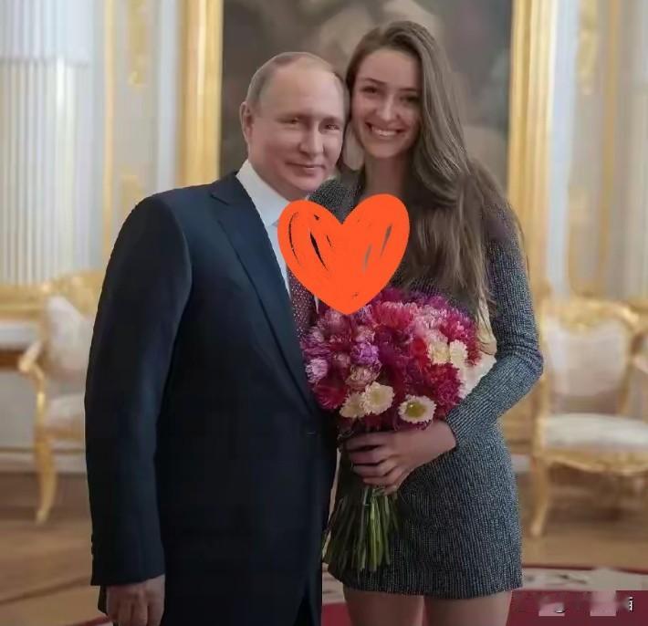 硬汉普京，也有脸红时!
73岁离婚12年的普京，罕见回应在恋爱。
镜头前的他，说